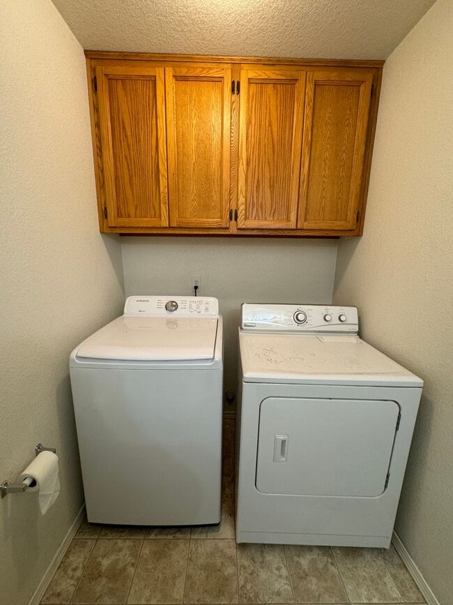 Building Photo - Townhouse in NE Grants Pass, Close to Shop...