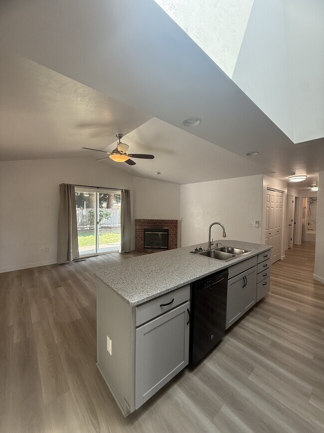 Building Photo - 6128 Thornbury Ct SE