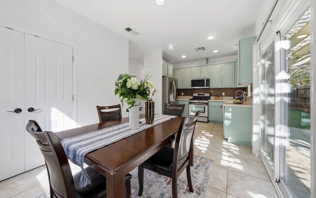 Building Photo - Amazing 3/2.5 N. Natomas!  Beautiful.  Please read full add below for details.