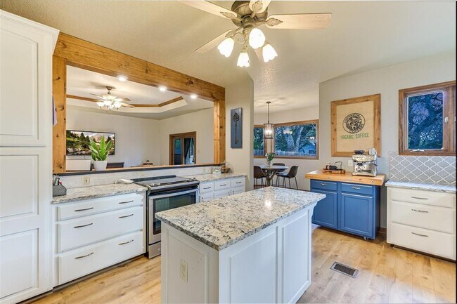 Building Photo - 640 Bluffside Dr