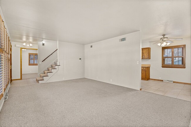 Building Photo - 5631 S Oak St