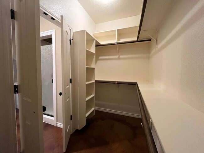 Building Photo - 3 Bedroom Single Family Home