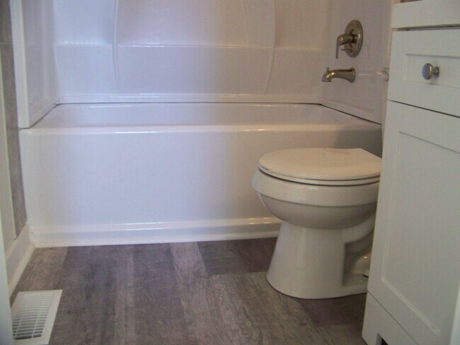 Building Photo - WATERS EDGE