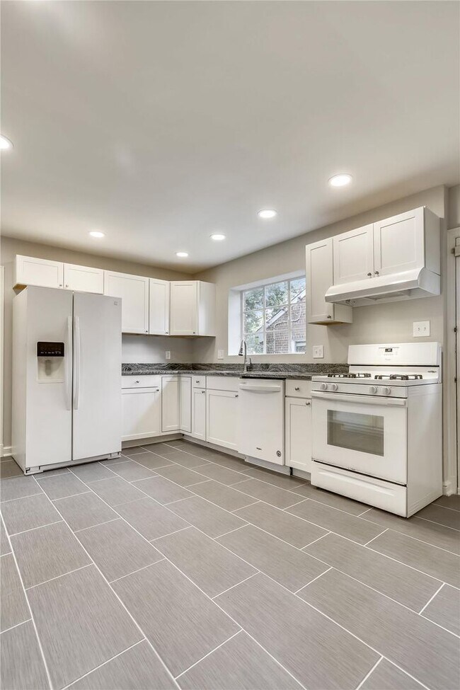 Building Photo - One Level Living -- 5bed / 3bath - Chevy Chase