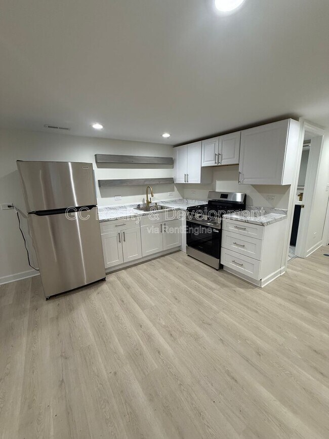 Building Photo - 6304 N Troy St