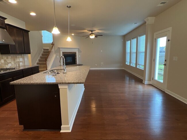 Building Photo - 579 Crossland Dr