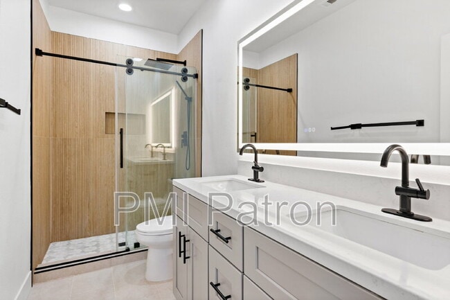 Building Photo - 356 W Weeping Willow Ave