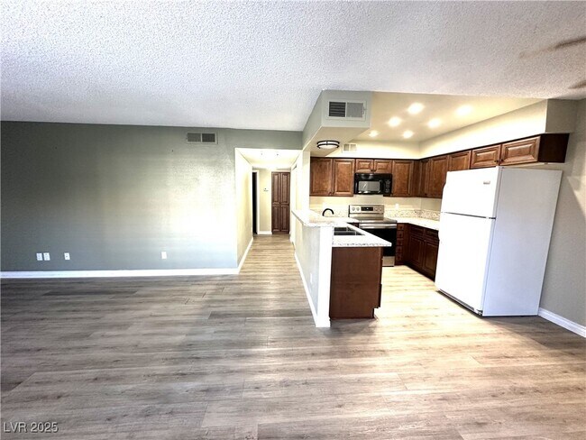 Building Photo - 1575 W Warm Springs Rd