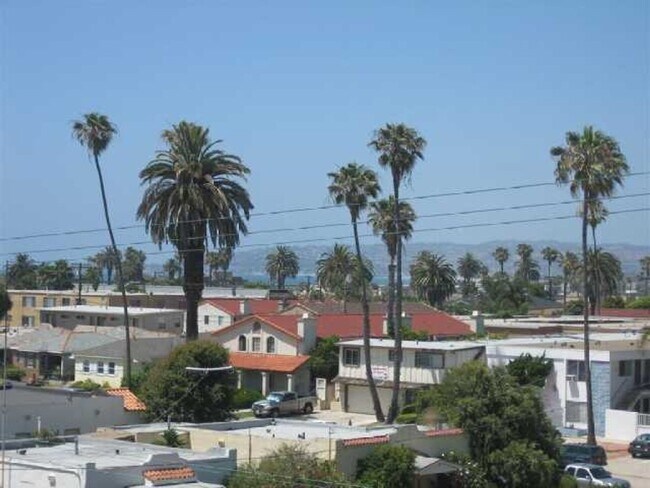 Building Photo - 2 story condo with private balcony & roof deck - blocks from the Beach