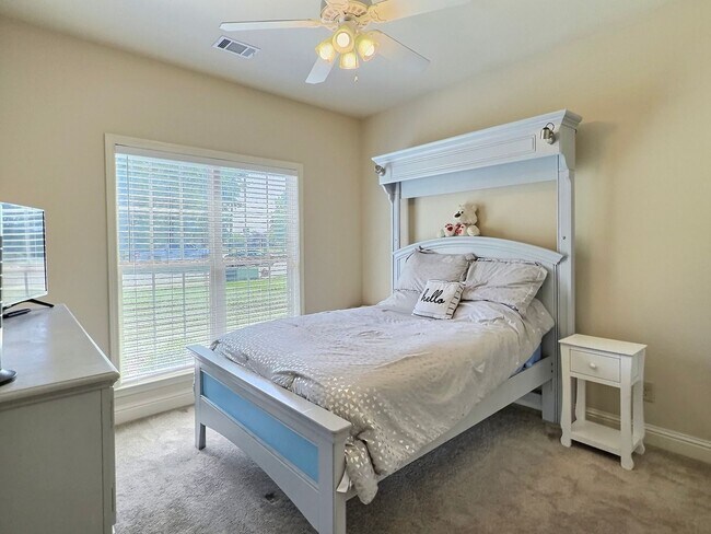 Building Photo - 4 Bed, 2 Full Bath Home w/ In-Ground Pool in Desirable Lake Forest!