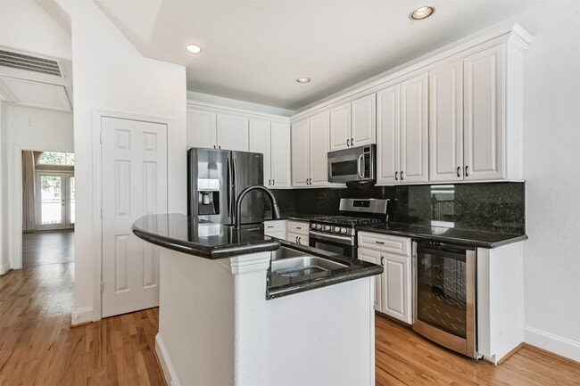 Building Photo - 340 Cage St