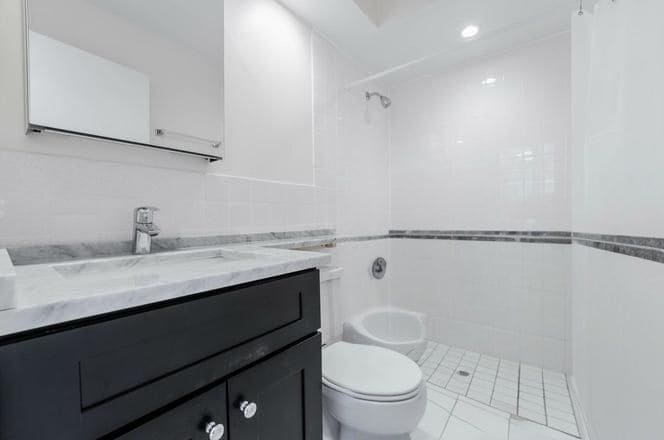 Building Photo - 424 W Oakdale Ave