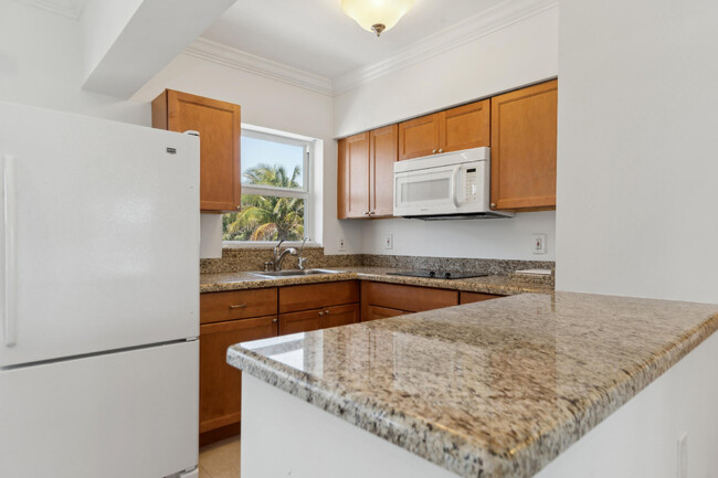 Building Photo - 1041 Hillsboro Mile