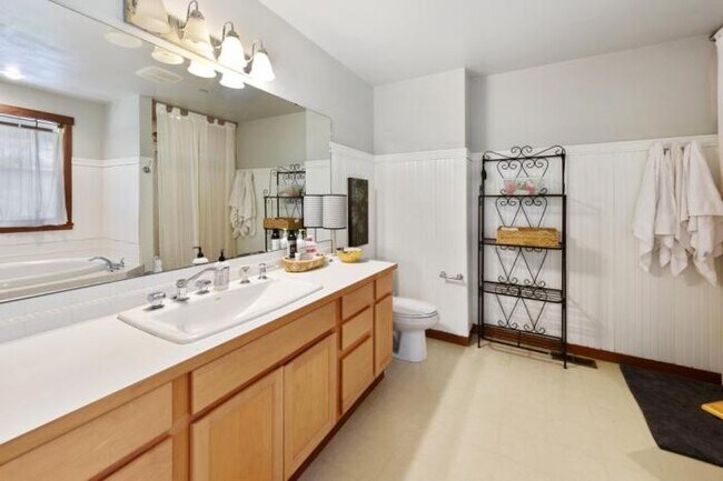 Building Photo - 4 bedroom in Tukwilla WA 98188