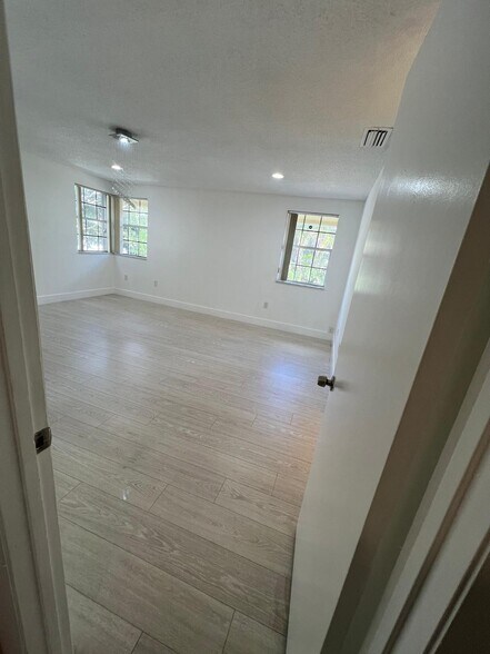 Building Photo - 1060 SW 111th Way