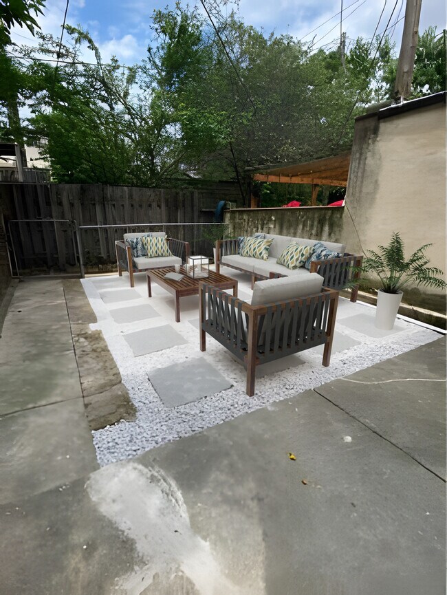 COURTYARD PATIO - 1330 W Lombard St