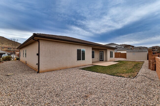 Building Photo - Comfort & Style: Spacious 3-Bed, PLUS LARGE OFFICE, 2-Bath Retreat in DESERT CANYON"