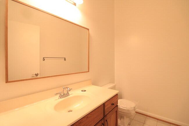 Building Photo - Top Floor 2/1.5 2 level Condo w/ Garage pa...