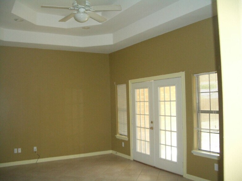 Building Photo - 1518 N Lookout Dr