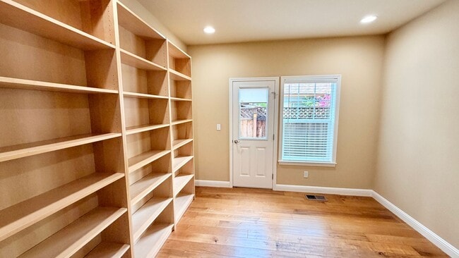 Building Photo - Desirable Mountain View 4 Bed + 3.5 Bath + Office Home. Close to Downtown Mountain View. Great Lo...