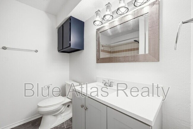 Building Photo - 916 Hilltop Dr