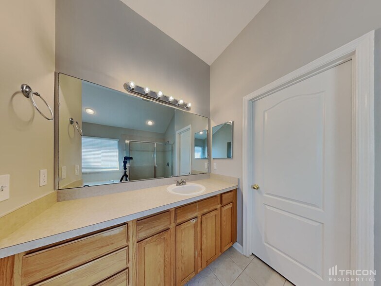 Building Photo - 1675 Hollow Glen Dr