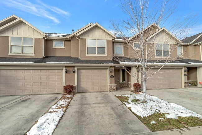 Building Photo - Amazing 2 Bed - 2.5 Bath Townhome in West Haven! Available NOW!