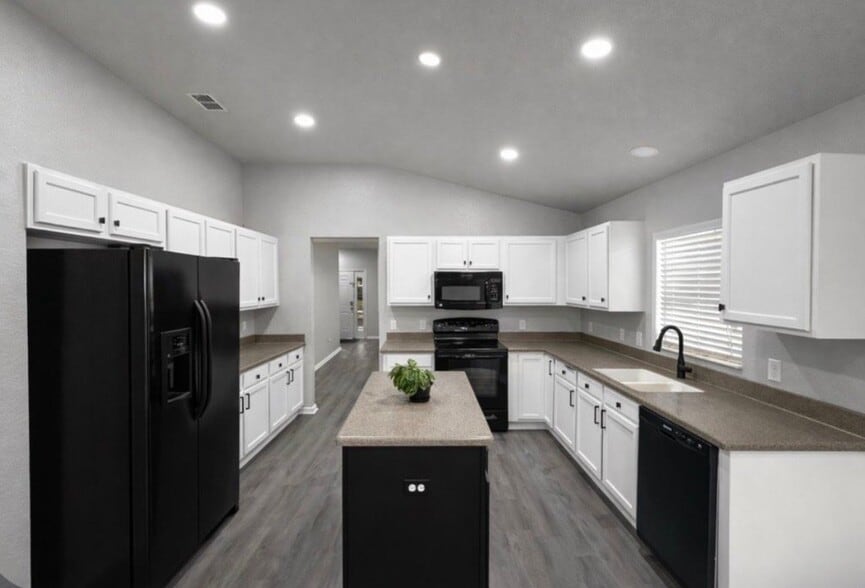 Building Photo - 5651 SW 40th Pl