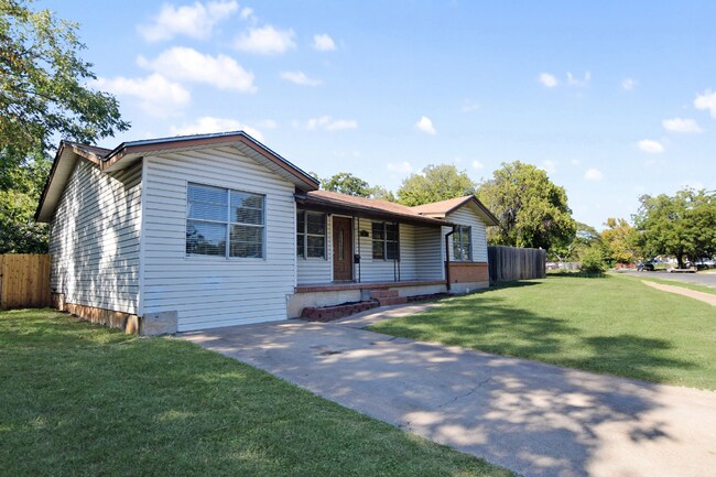 Building Photo - 311 Crockett Dr