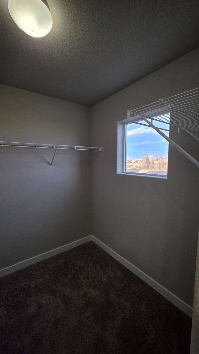 Building Photo - Lorson Ranch 5 bedroom Townhouse near military bases