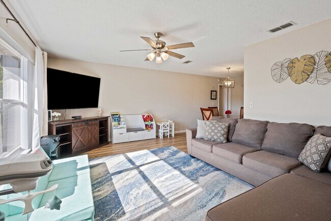 Building Photo - Spacious 3/2 Single Family Home in Spring Hill