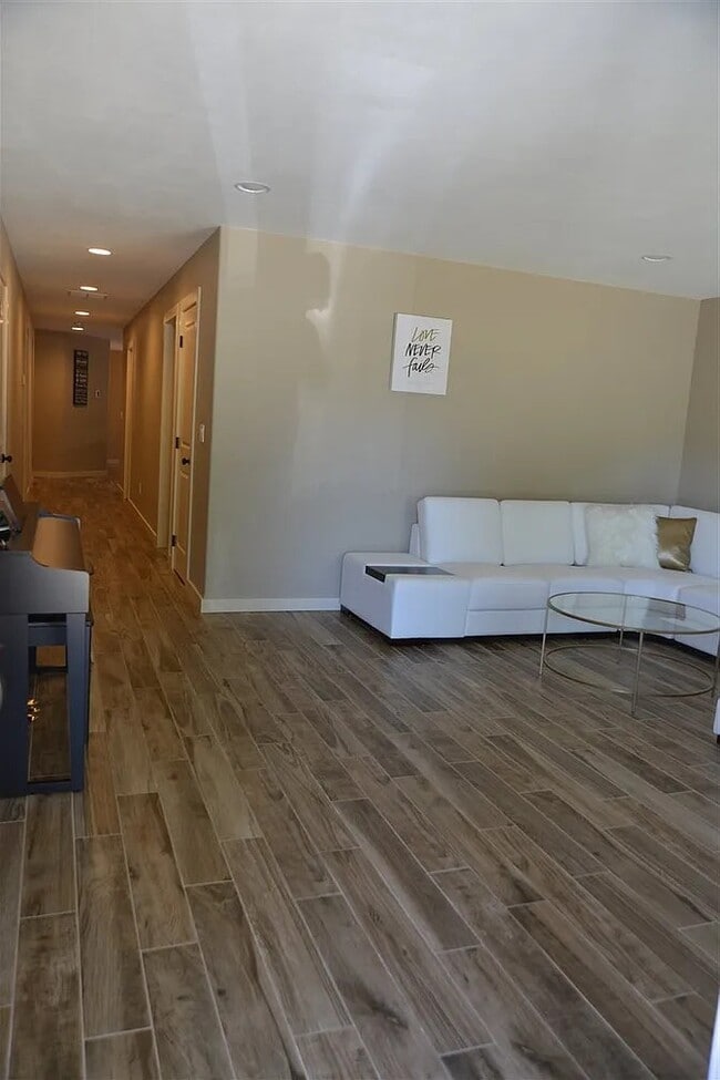 Building Photo - 6110 E 7th Ln