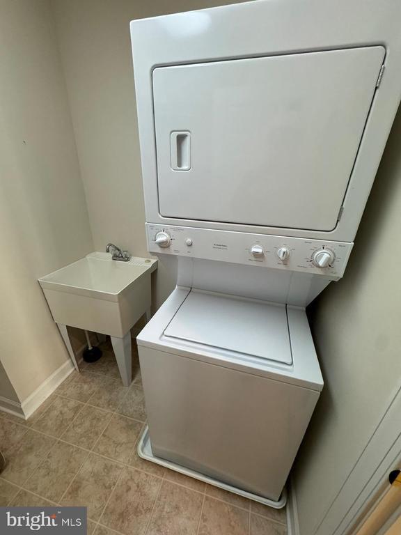 Building Photo - 9500 Hyde Pl