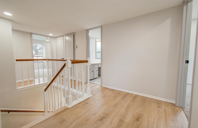 Building Photo - 2202 Briarview Dr