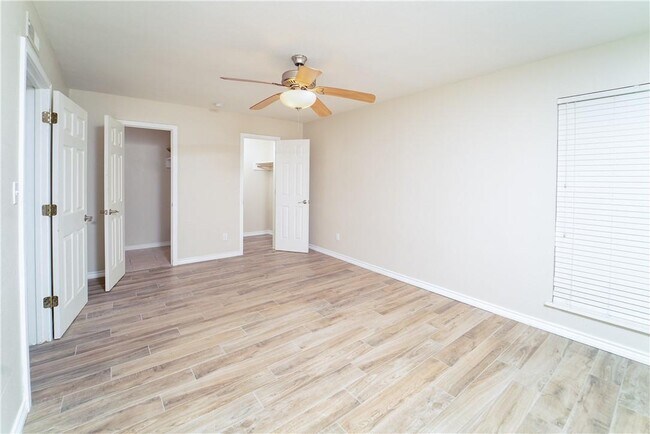 Building Photo - 400 W 35th St