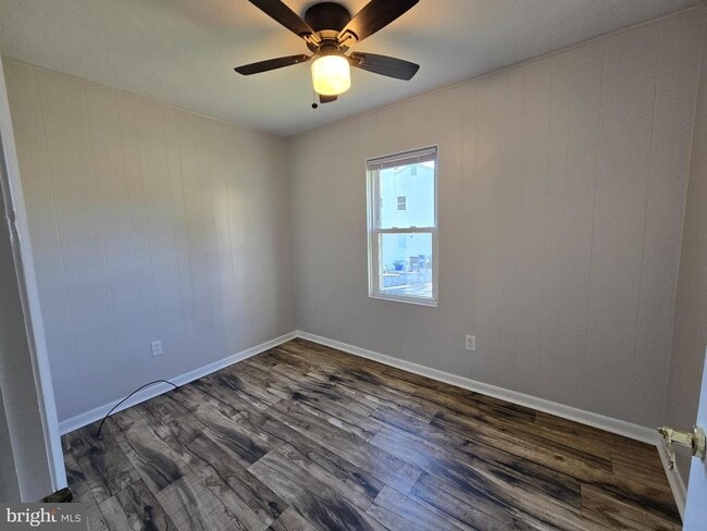 Building Photo - 286 N Oak Ave