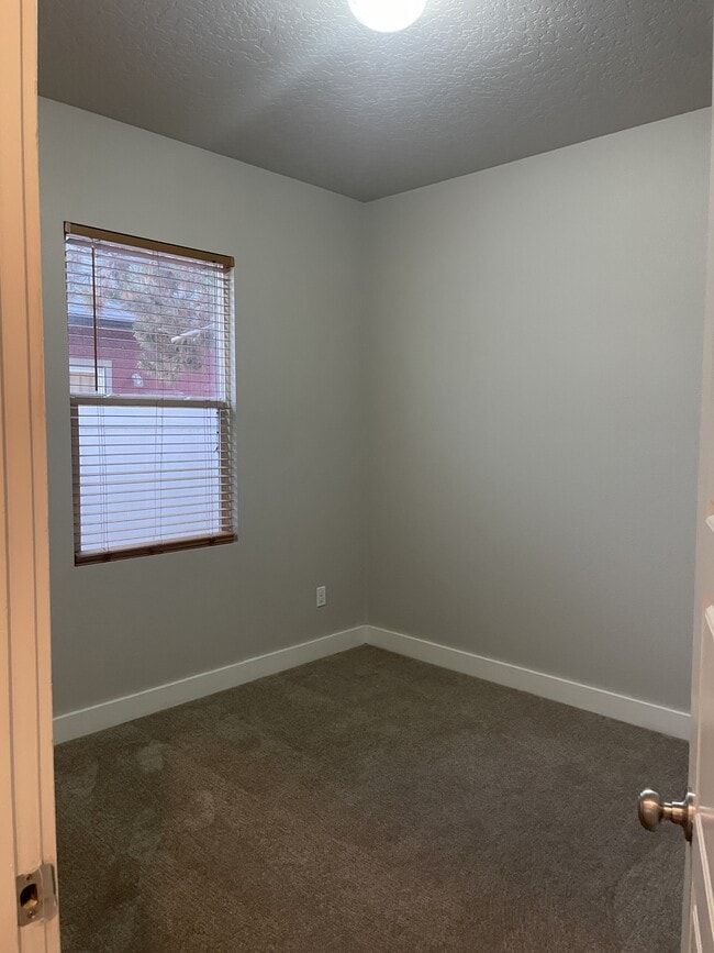 Building Photo - 447 N Baxter Way