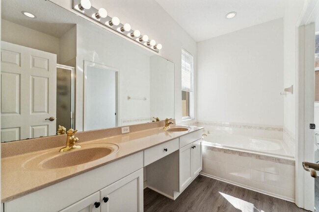 Building Photo - Move-in Ready Home with 2 Car Garage in Desirable Summerport Community!