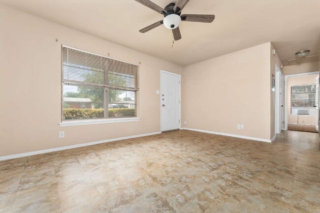 Building Photo - 218 E Villaret Blvd