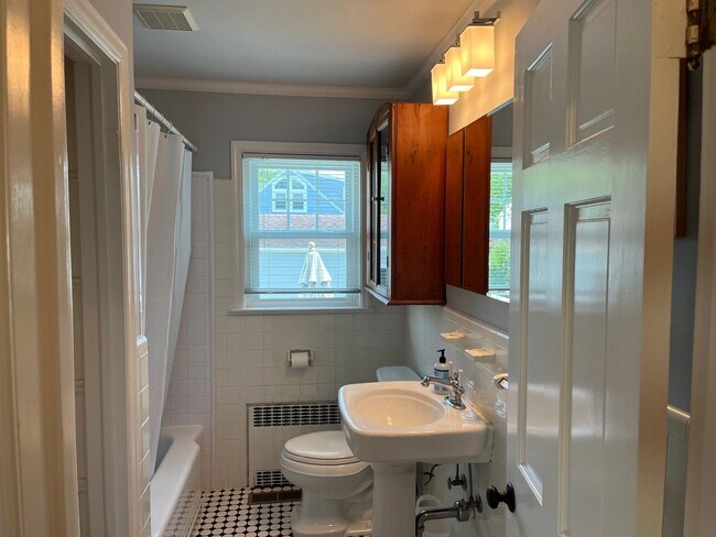 Building Photo - 3 Bedroom 2 Bath Fairfield House Near Southport