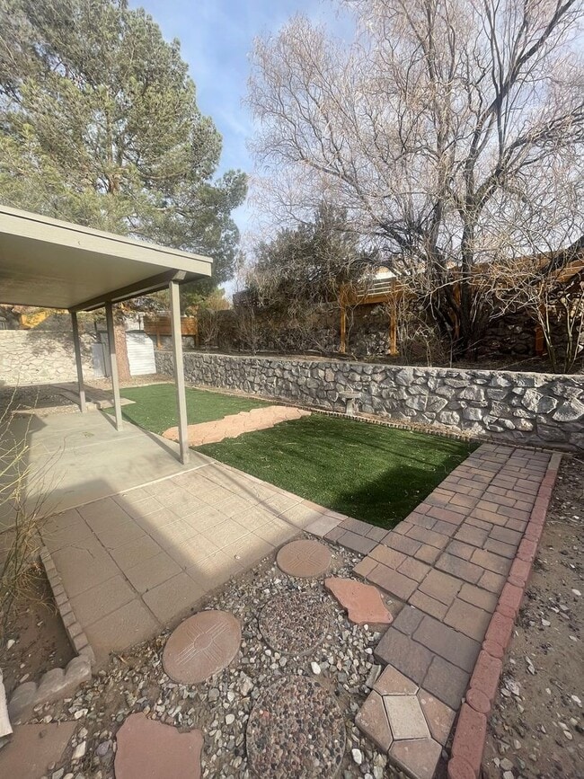 Building Photo - Charming 3 Bedroom/2 Bathroom Home Off Roa...