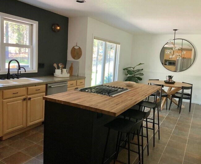 Building Photo - 3 Rivers - Wonderful 3 Bedroom home availa...