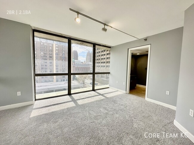 Building Photo - 2 Bed + Den x 2.5 Bath Large Apartment For...