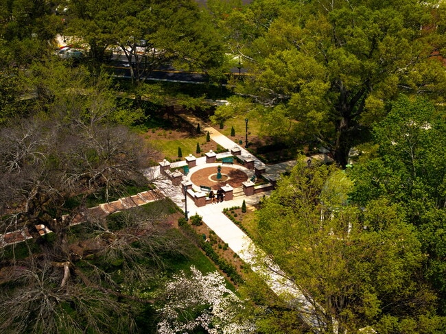 Building Photo - 631 NE Bellingham Dr