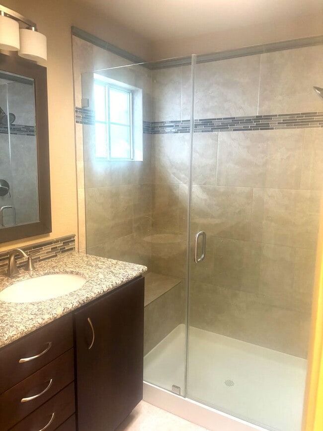 Building Photo - Beautiful 3-Bedroom Condo with Private Out...