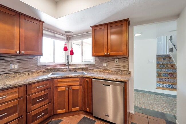 Building Photo - 6 Bed/4.5 Bath Home Close to ASU