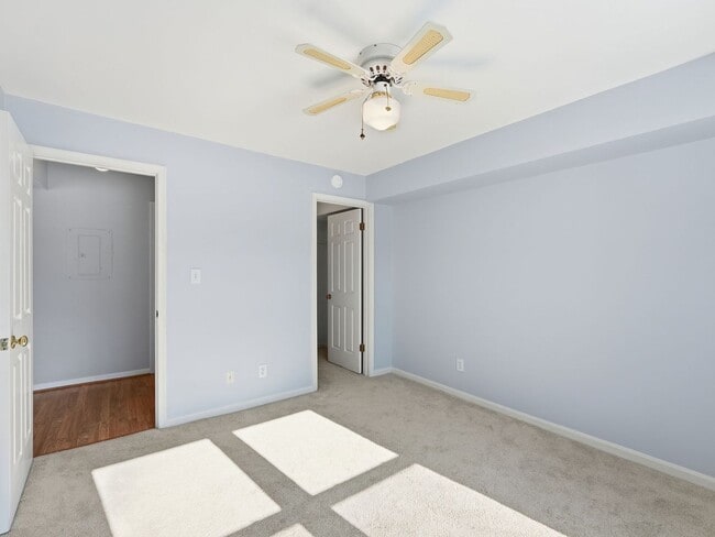 Building Photo - Perfectly situated in the highly sought-after Ponds of Centreville community!