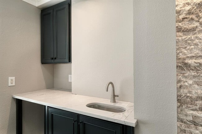 Building Photo - 2801 Adelen Ln