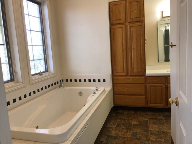 Building Photo - 265 NW Terre View Dr