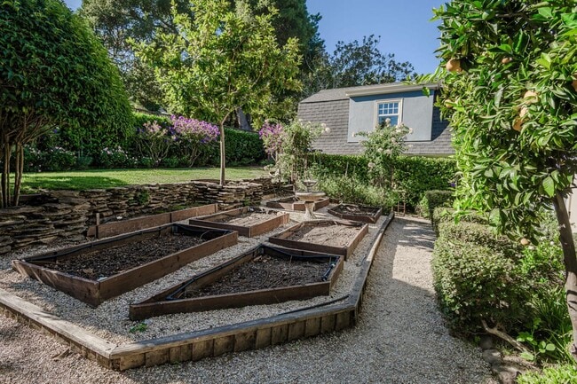 Building Photo - 719 W Poplar Ave